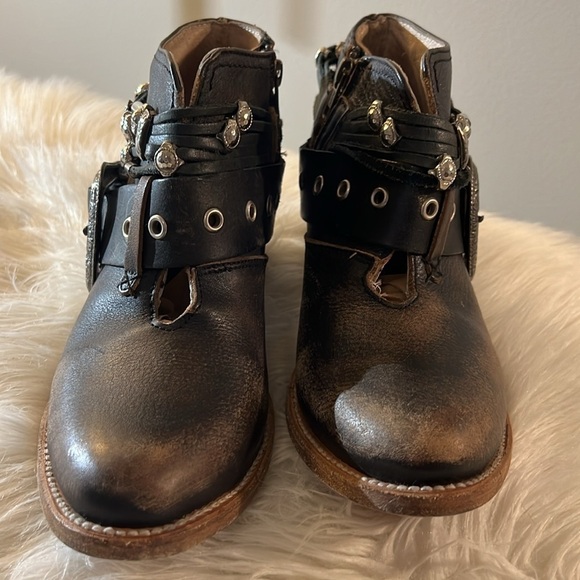 EUC Freebird Saloon Distressed Silver Buckle Black/ Brown Booties Size 8 - Picture 9 of 14